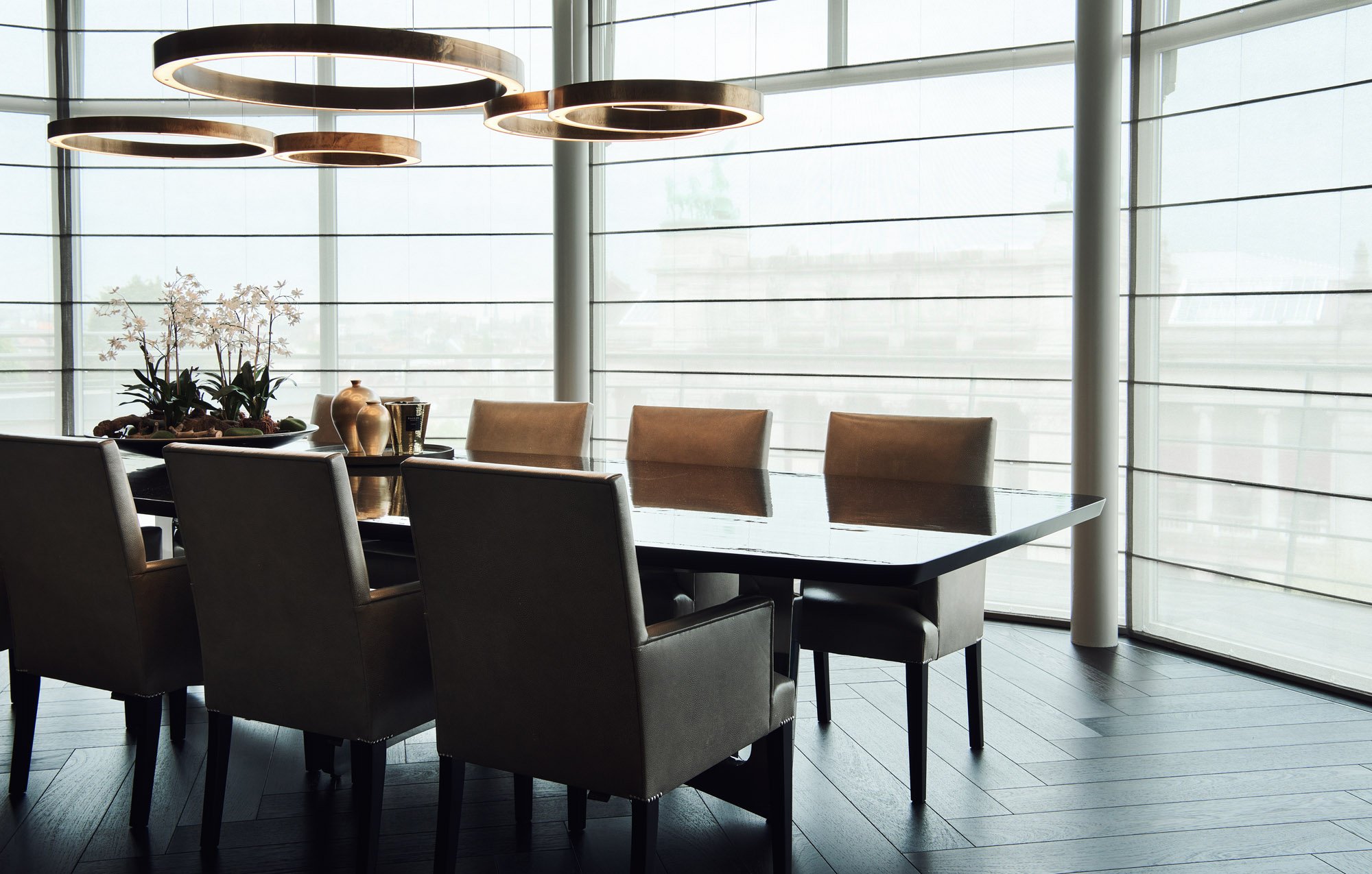 interior design dinner table gold lamps
